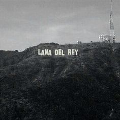 a sign on top of a hill that says lana del rey in spanish and english