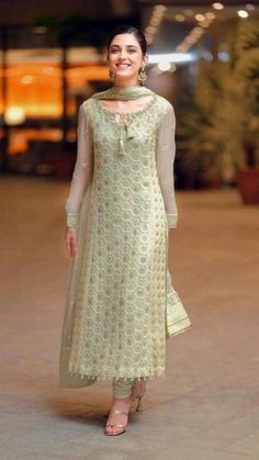 Classy Party, Stylish Actresses, Maya Ali, Long Skirt Fashion, Simple Kurti Designs, Pakistani Fashion Party Wear, Outfits Classy, Beautiful Pakistani Dresses, Indian Dresses Traditional