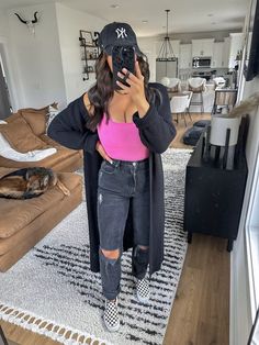 Body Suit Fall Outfit, Fall Outfit Black Jeans, Black Ripped Jeans Outfit Fall, Fall Outfits With Vans, Pink Bodysuit Outfit Jeans, Black Duster Cardigan Outfit, Black Mom Jeans Outfit Fall, Black Bodysuit Outfit Fall, Hot Pink Bodysuit Outfit