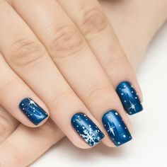 Snow Flack Nails, Blue Snow Flakes Nails, Trendy Nail Art Designs 2022 Winter, Christmas Nails Frozen, Blue Xmas Nails Short, Navy Blue Nails With Snowflakes, Frosty Christmas Nails, Navy Snowflake Nails, Navy Blue Snowflake Nails