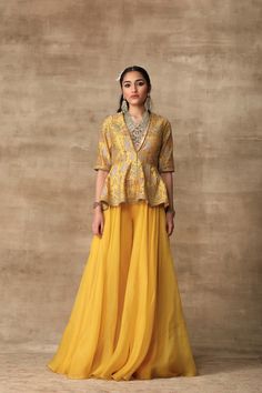 Peplum With Sharara, Organza Sharara, Sharara Suit Designs, Yellow Sharara, Haldi Dress, Ridhi Mehra, Sharara Designs, Haldi Outfits, Haldi Outfit