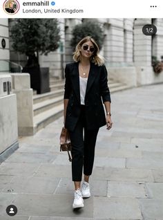 158fc2ddd52ec2cf54d3c161f2dd6517desc49934296ri Witte Sneakers Outfit, Sneakers To Work, How To Wear Sneakers, Blazer Outfits Casual, Blazer Outfit, Business Outfit, Blazer Outfits