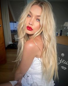 14 Champagne Blonde Hair Ideas to Show Your Colorist | Who What Wear Blonde Hair Red Lips, Gigi Hadid Hair, Champagne Blonde Hair, Hadid Instagram, Red Lips Makeup Look, Red Lipstick Makeup, Champagne Blonde, Red Lip Makeup, Bright Blonde