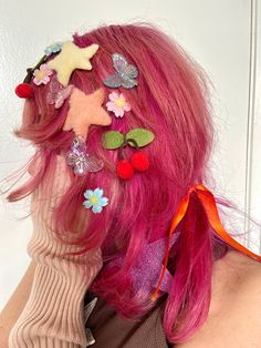 Hair Accessories Colorful, Trinkets In Hair, Maximalist Hair Accessories, Harajuku Hair Clips, Funky Hair Clips, Decora Hair Clips, Childish Hairstyles, Candy Hairstyles, Kidcore Hair