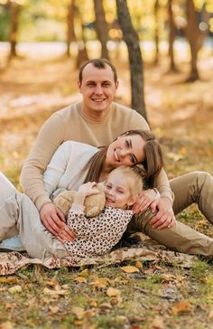 Fall Photoshoot Family, Outdoor Family Photoshoot, Strange Family, Family Potrait, Cute Family Photos, Family Park, Fall Portraits, Outdoor Family Photography