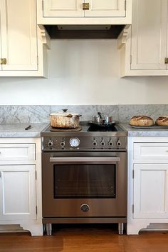 Induction stovetop with pots and bread. Bertazzoni Induction Range Kitchen, Induction Stove And Oven, Small Stove Ideas, Bosch Induction Range, Induction Cooktop Kitchen Design, Induction Range Kitchen, Cafe Induction Range, Bertazzoni Range Kitchen, Electric Stove Kitchen