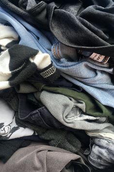 When you declutter clothes from your closet and your life, you create space for more ease. You create mornings with fewer decisions and you get to wear your favorite things every day. Start with one piece of clothing at a time. It doesn’t matter if you start with pants, blouses, jeans or these 33 annoying things. This decluttering process may take time but with the steps below, you’ll have a decluttered closet before you know it. You can apply a version of these steps to any drawer, cabinet, closet or room in your home. Recycle Old Clothes, Repurposed Clothing, Clothes Pictures, Old Shirts, Old Clothes, Style Challenge, Old T Shirts, Perfect Wardrobe, Friend Outfits