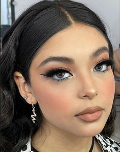 Prom Full Face Makeup, Princess Makeup Ideas, Natural Green Makeup, Prom Makeup Full Face, Emerald Green Eye Makeup, Emerald Eye Makeup, Green Dress Makeup, Quince Makeup