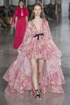 Giambattista Valli Spring 2019 Ready-to-Wear Collection - Vogue Spring Ready To Wear, Mullet Dress, Couture Dior, Giambattista Valli Dress, Giambattista Valli Couture, Wedding Dress Trends, Giambattista Valli, Fashion Show Collection, Summer 2019