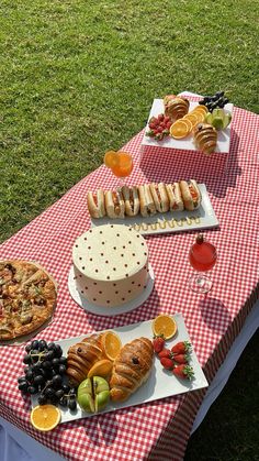 Garden Picnic Birthday, Ideas De Picnic, Picnic Ideas Aesthetic, Picnic Food Ideas Aesthetic, Picnic Food Ideas For Two, Picnic Set Up, Birthday Picnic Ideas, Picnic Aesthetic Ideas, Picnic Date Ideas