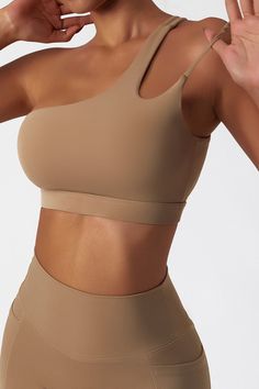 Dieser süße Sport-BH ist ein absoluter Gewinner für Activewear und Athleisure! Es verfügt über ein schlankes One-Shoulder-Design mit Doppelriemen, asymmetrischem Ausschnitt und verkürztem Saum. Es ist ein äußerst schmeichelhaftes Oberteil, das sich leicht für einen Abend oder für einen lässigen Tag im Fitnessstudio sch Cloud Cutout, Pilates Gym, Cute Sports Bra, Body Bra, Flattering Tops, Strapless Bandeau, Asymmetric Neckline, Asymmetrical Neckline, Yoga Set