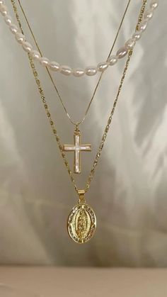 Jewelry Virgin Mary, Christian Necklace Silver, Gold Cross Necklace Layered, Christian Jewelry Aesthetic, Gold Jewelry Cross, Cute Necklace Stacks, Accessories Aesthetic Necklace, Gold Cross Necklace Aesthetic, Jewelry Silver Aesthetic