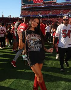 Football Game Outfit Black Women Nfl, Summer Nfl Game Outfit, 49ers Football Game Outfit, Nfl Womens Outfits, 49ers Outfit Women Fashion, Football Women Outfits, 49ers Outfit Women Winter