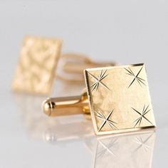 Pair of cufflinks in 18 karat yellow gold, eagle's head hallmark. Square shaped, these retro cufflinks are chiseled with four stars on a matte background. The attachment system is an articulated stick. Height: 12.8 mm, Width: 12.8 mm approximately, Thickness: 0.7 mm, Carabiner length: 18.9 mm. Total weight of the jewel: approximately 7.4 g. Authentic antique jewel - French work from the 1970s.  Very sober gold cufflinks. Engraved Yellow Gold Cufflinks, Gold Hallmarked Cufflinks For Business, Gold 14k Polished Cufflinks, Polished 14k Gold Cufflinks, Hallmarked 14k Gold Cufflinks For Business, 14k Gold Polished Cufflinks, Anniversary Engraved Yellow Gold Cufflinks, Matte Background, Gold Cufflinks