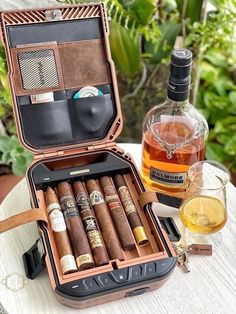 Luxury Humidor, Famous Cigars, Travel Humidor, Cigars And Women, Mens Luxury Lifestyle, Coffee With Alcohol, Gentleman Aesthetic