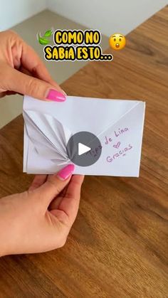 someone is holding an origami envelope with the message come no sabanato