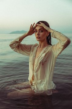 Vintage photography has a very distinct and loud character to it. Here’s how to replicate it with modern equipment, from mirrorless cameras to luxury glass lenses. Beach Editorial, Lake Photoshoot, Shotting Photo, Utah Photography, Beach Shoot, Beach Portraits, Model Poses Photography