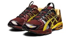 Spécialisé dans la course à pied, Asics s'est allié au designer bulgare Kiko Kostadinov pour imaginer sa nouvelle silhouette. La Asics UB3-S Gel-Nimbus 9 Kiko Kostadinov Rum Rasin affiche une base en mesh bordeaux et jaune, surmontée par des empiècements en cuir dans les mêmes tons, pour la résistance. Signe distinctif de la marque, les Tiger Stripes sont bien présentes en jaune. Pour un côté pratique, une lanière se trouve sur la languette. Dans le but d'offrir un confort optimal et absorber le Gel Nimbus 9, Nike Airmax 97, Nike Airmax 95, Yeezy 750, Rum Raisin, Nike Airforce 1, Kiko Kostadinov, Converse Run Star, 95 Nike