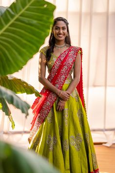 Blissful Telugu Wedding With Decor That Spelled Magic! Telugu Traditional Dress, Half Saree Lehenga Langa Voni, Lehanga Styling, Telugu Half Saree, Pattu Lehanga Designs, Half Saree For Wedding, Fancy Half Sarees, Pellikuthuru Function, Green Half Saree