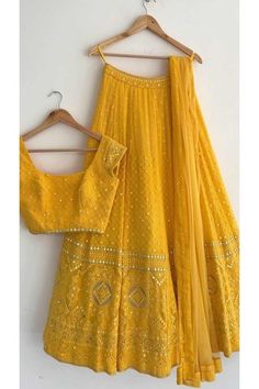 Georgette Lehenga Designs Latest, Yellow Lehenga Designs, Yellow Outfits For Women, Yellow Lehenga Choli, Lehenga Yellow, Bridesmaid Indian, Embroidery Thread Work, Yellow Mirror, Reception Gowns