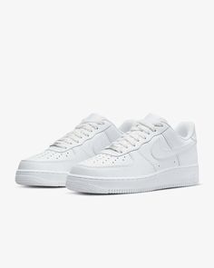 SCARPE AIR FORCE 1 '07 STILE LEGGENDARIO RIVISITATO. La leggenda continua a risplendere con Nike Air Force 1 '07, l'edizione originale da basket che rivisita un classico molto amato: strati esterni resistenti con impunture, finiture essenziali e il giusto tocco di lucentezza per valorizzarti al meglio. Vantaggi Strati esterni cuciti sulla tomaia per un tocco tradizionale, resistenza e supporto. Originariamente progettata per offrire massime prestazioni sul parquet, l'ammortizzazione Nike Air agg White Air Force 1, White Air Forces, Sporty Looks, Dr Shoes, Air Force One, Nike Air Force 1 07, Nike Air Force 1 Low, Heritage Fashion, Air Force 1 Low