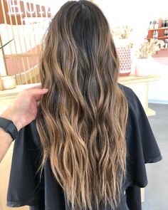 Caramel Beach Hair, Dark Brown Hair With Beachy Highlights, Brunette Surfer Hair Balayage, Beachy Dark Brown Hair, Beachy Bronde Haircolor, Sun Kissed Highlights Brunette, Caramel Blonde Balayage On Dark Hair, Dark Brown With Blonde Balayage, Beachy Brunette Hair