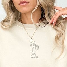 Have you heard..?! Hot toddies are SO in this season and espresso martinis are out! Tis the season to bundle up in this sweatshirt 🌲This cocktail themed winter sweatshirt is perfect for snuggling up near the fireside, wearing your eras friendship bracelets, listening to your favorite pop and Christmas hits, whilst enjoying your holiday. Gift this to yourself, your friends, family, whoever loves the holiday season!  PLEASE READ THROUGH ALL OF THE FOLLOWING INFORMATION. IF YOU HAVE FURTHER QUESTI Whiskey Weather Sweater, Winter Fleece T-shirt With Graphic Print, Festive Winter Crew Neck T-shirt, Espresso Martinis, Screen Printing Techniques, Trendy Crew Neck T-shirt With Dog Print, Hotty Toddy, Hot Toddy, Winter Sweatshirt