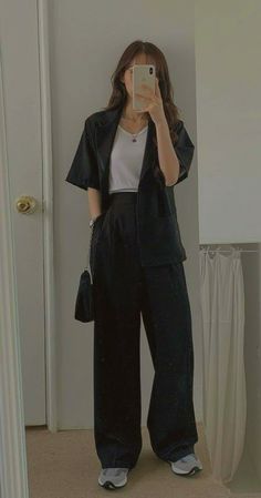 Black Korean Aesthetic Outfit, Black Trousers School Outfit, Trousers And T Shirt Outfit, Korean Outfits Black Pants, Korean Black Shirt Outfit, Chic Female Outfits, Black Pants Outfit School, School Outfits For College Korean, Korean Tomboy Fashion Summer