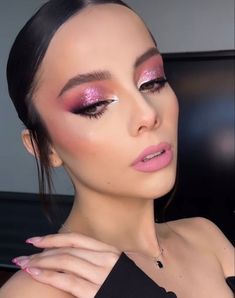 Make Up For Fushia Dress, Fiusha Dress Makeup, Pink Makeup For Prom, Makeup For Hot Pink Dress, Hot Pink Dress Makeup Ideas, Makeup For Fuchsia Dress, Make Up Fucsia, Pink Dress Makeup Ideas, Pink Purple Eye Makeup