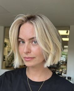 Brittany Snow Short Hair, Mid Neck Length Hair With Curtain Bangs, Blonde Bob Straight Hair, Short Blonde Bob With Fringe, Super Short Blonde Bob, Boxy Bob Haircut, Big Forehead Short Hair, Bright Blonde Short Hair, Short Bob With Face Framing