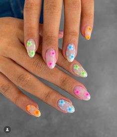 Do you want to decorate your nails in such a way that brings out the inner child in you? Here’s all the inspiration you can take from our list of vibey nails for college💅These nail art trends bring together different nail styles, designs, and colours that are perfect for the chilly season. check it out #nailswag#vibeynailsforcollege#almondshapenails#squarenailsdesings#roundnailsdesings#ovalnails#squovalnails#pointednails#whitenailsdesigns#pinknails#bluenails#greennails#blacknails#oldmoneynails#rednails#nailstips#ombrenails#marblenails#celestialnails#frenchnails#floralnails#auranails#coffinsnails#creamnails. Pink Gellac, Simple Gel Nails, Summery Nails, Cute Gel Nails, Short Acrylic Nails Designs, Manicure Y Pedicure, Pretty Acrylic Nails, Floral Nails, Short Acrylic Nails