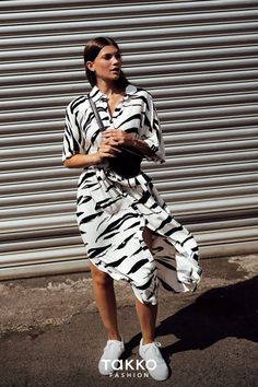 Streifen Look mal anders: Wie wär’s mit Zebrastreifen? Das Maxikleid in schwarz und weiß mit Zebra-Print ist ein echt wilder Style für den Sommer. Das luftige Blusenkleid ist das perfekte Kleidungsstück für den Alltag oder die nächste Party - schick und sommerlich und voll im Trend. Zeig deine wilde Seite: mit einem Kleid mit Animal-Print. Style dich schwarz-weiß und der Sommer wird trotzdem bunt. Hol dir dieses figurbetonte, lange Kleid mit Knopfleiste und Gürtel. Print Style, Zebra Print, Tshirt Dress, Animal Print