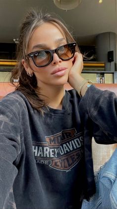 Rayban Sunglasses Aesthetic, Ray Ban Sunglasses Women Aesthetic, Raybans On Woman, Sun Glasses Ray Ban, Ray Ban Sunglasses Women 2022, Ray-ban Sunglasses Women, Causual Outfits, Mode Inspo, Spring Summer Outfits