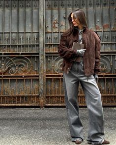 Grey Jeans Outfit, Suede Jacket Outfit, Suede Outfit, Jeans Trend, Boyfriend Jean, Brown Suede Jacket