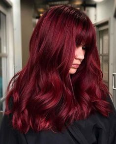 Wine Red Hair Color, Pelo Color Vino, Vibrant Red Hair, Red Hair Trends, Wine Hair Color, Dark Red Hair Color, Red Hair Looks, Wine Red Hair, Red Hair Inspo