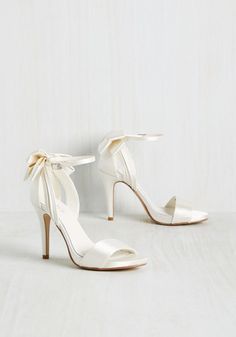 Bohemian Style Gown, Unique Wedding Shoes, Types Of Gowns, Unique Heels, Comfy Heels, Giuseppe Zanotti Heels, Tshirt Quilt, Bridal Heels, Wedding Shoes Heels