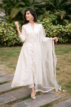 Kurti Designs Latest White Color, Churidar Designs White, Kurtha Designs Latest For Women Wedding, Latest Kurtas For Women, Chanderi Kurti Designs Latest, Plain White Kurta Designs Women, Net Kurta Design, White Kurti Neck Designs, Off White Dress Indian