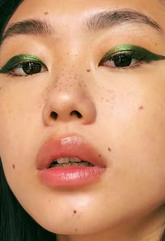 Aesthetic Green Makeup, Aesthetic Green Makeup Looks, Minimal Green Makeup Looks, Metallic Eyeshadow Looks, Green Metallic Makeup, Green Makeup Inspo Aesthetic, Green Make Up, Metallic Eye Makeup, Metallic Green Eyeshadow