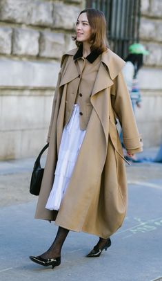 Alexa Chung Fashion, Trench Coat Styling, Jacket Sticker, Trench Coat Street Style, Winter 2024 Fashion Trends, Coat Styling, Dress With Converse, Fall Wallpaper Aesthetic, Alexa Chung Style