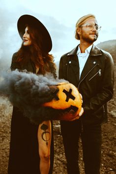 Cemetary Photoshoot Couple, Alt Engagement Photos, Spooky Photoshoot Ideas Couples, Spooky Halloween Couple Photoshoot, Spooky Family Photo Shoot, Spooky Maternity Pictures, Spooky Fall Couples Photoshoot, Spooky Engagement Photos