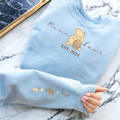 ♡ Elevate your Mum game with our Personalised Mama Est Sweatshirt! Personalised with your kids' names, it's the perfect way to show off your motherhood pride. Comfortable and stylish, this sweatshirt will become a staple in your wardrobe. Order now and personalize it for a unique touch! ♥ Fast UK Shipping ♥ 80% Cotton 20% Polyester ♥ A perfect Gift for Mum ♥The Sleeves has your children's names in the balloon ♥ Long Sleeves Relaxed Fitting Sweatshirt ♥ Crew neck Pregnant At Disney World Outfit, Gift Ideas For New Parents, Meaningful Gift Ideas, Winnie The Pooh Nursery, Top Kids, Disney Bound Outfits, Clothing Gifts, Kids Names, Future Mom