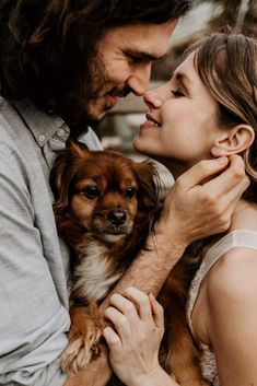 All White Wedding: Elegante Hochzeitsinspiration ganz in Weiß Dog Couple Photoshoot, Couples With Dogs Photography, Couple Photoshoot With Dog, Couples Photos With Dogs, Couple With Pets, Photoshoot With Dog, With Dog, Dog Family Pictures, Family Dog Photos