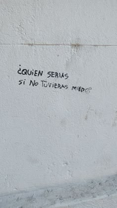 graffiti written on the side of a white wall with writing below it that reads'coquen serras si no tuvier