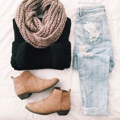 Jean And Sweater Outfits, Denim Flatlay, Clothes Flatlay, Fall Flatlay, Outfit Flat Lay, Brown Scarf, Sweater Jeans, Black Clothes, Jeans Brown