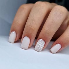 December Nail Ideas Short Square, White Snowflake Nails Short, Short Snowflake Nails Simple, Short Snow Nails, Cute Christmas Nails Short Square, Pretty Winter Nails Classy White, Milky White Nails Christmas, Snow Nails Short