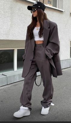 Formal Streetwear, Looks Hip Hop, Classy Streetwear, Paris Outfits, Streetwear Women, Mode Inspiration, Winter Fashion Outfits