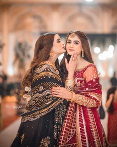 Chunri Dresses, Pakistani Makeup Looks, Designer Dresses Elegant, Sisters Photoshoot Poses, Bride Photos Poses, Sister Poses, Cute Sister, Desi Wedding Dresses, Sisters Photoshoot