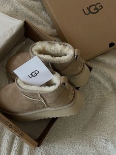 ugg mini boots for winter /cutest boots for the winter 2024 :)😍 Ugg Classic Mini Platform, Classic Mini Ii Boot, Ugg Mini Boots, Cute Uggs, Ugg Boots Outfit, Ugg Ultra Mini, Pretty Sneakers, Pretty Shoes Sneakers, Ugg Mini