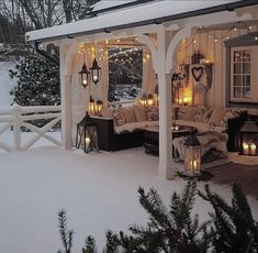 Mit einem Holz Gartenhaus wird es romantisch Jeder Garten braucht ein kleines oder großes HäuschenSei es als Übernachtungsmöglichkeitals Unterkunft bei schlechtem Wetter oder als Unterstand für... Pergola Winter, Balkon Decor, Casa Exterior, Backyard Lighting, Outdoor Decor Backyard, Outdoor Patio Decor, The Porch, Backyard Patio Designs, Porch Patio