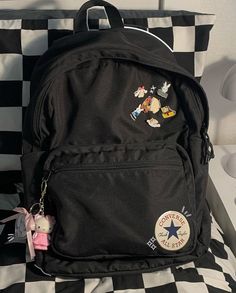 Converse Backpack Aesthetic, Black School Bag Aesthetic, Black Backpack Aesthetic, Aesthetic Backpacks For School, School Backpacks Aesthetic, Decorated Backpack, Converse Backpack, 2000 Aesthetic, Converse Bag